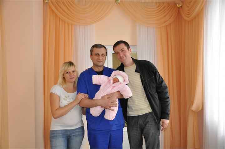 Фото выписки из роддома весной